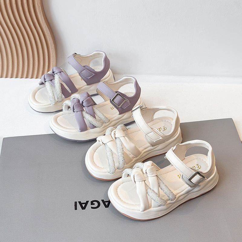 Sandálias para niñas 2026 verano nuevo estilo de moda infantil zapatos de playa variados niños grandes huecos zapatos de princesa de dedo abierto image 3