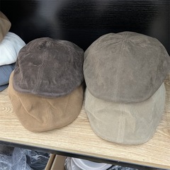 レトロ感のある英倫風秋冬ファッションの前に帽子をかぶっています。