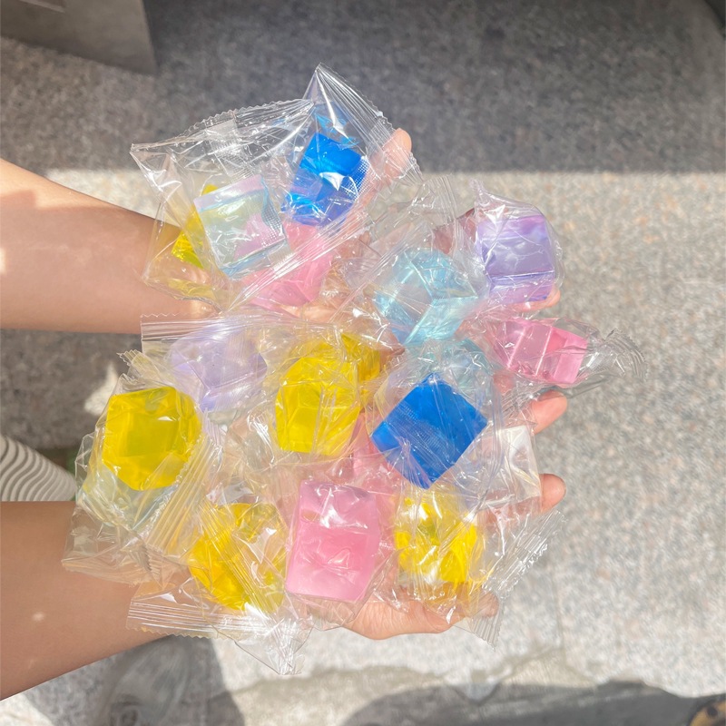 Pinch ice cubes [random color]