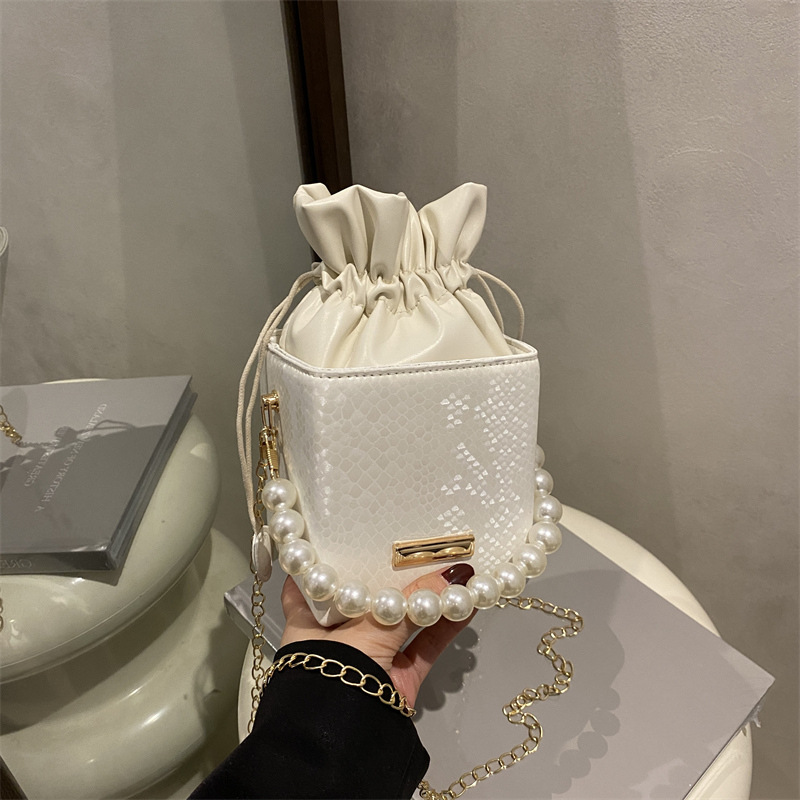 Mini bolso de cubo hermoso bolso con cordón de perlas de aire occidental para mujer 2025 nuevo bolso de mensajero de un solo hombro con cadena portátil