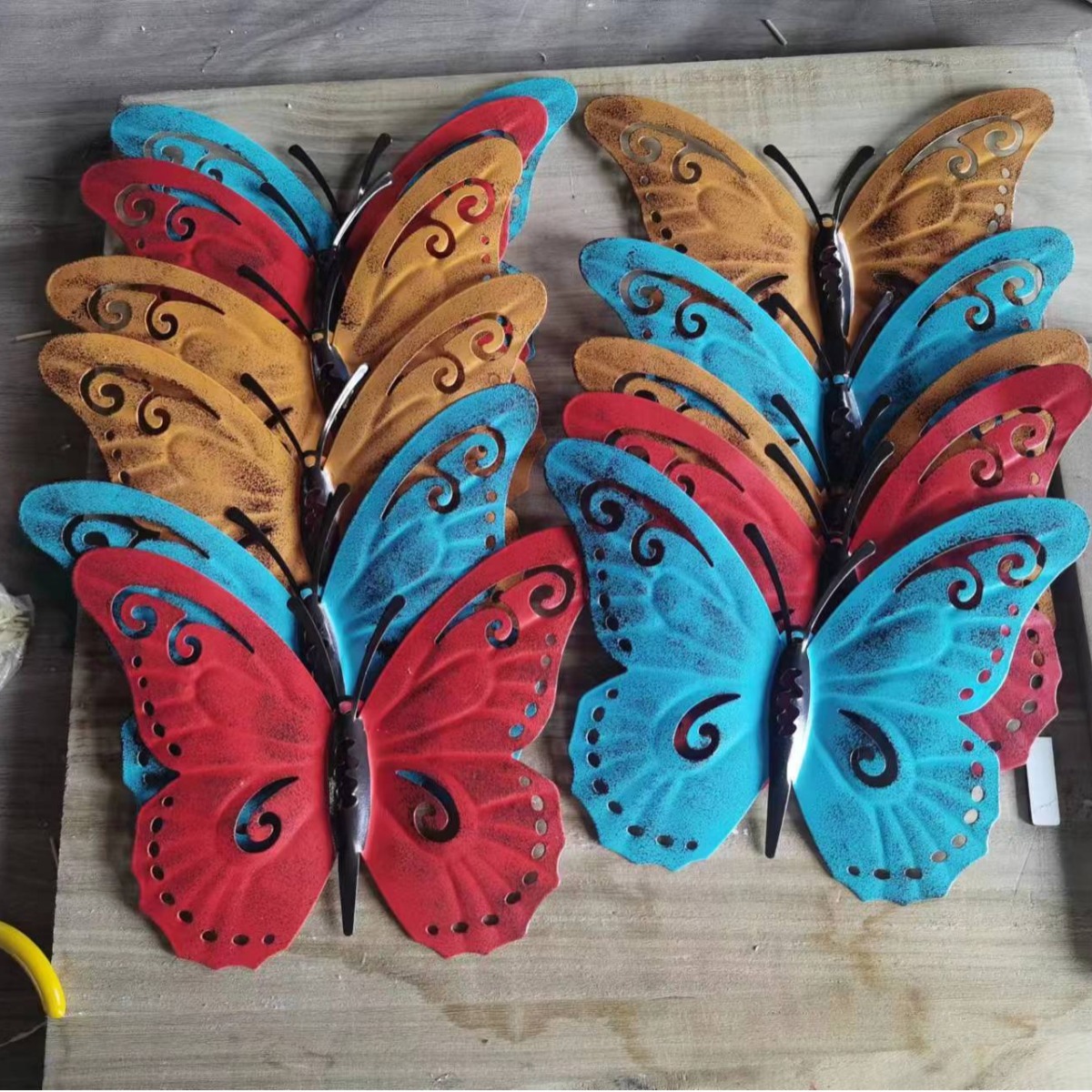 Juego de 3 pegatinas de pared tridimensionales de mariposas de hierro huecas realistas para decoración del hogar, disponibles en stock para Amazon transfronterizo.
