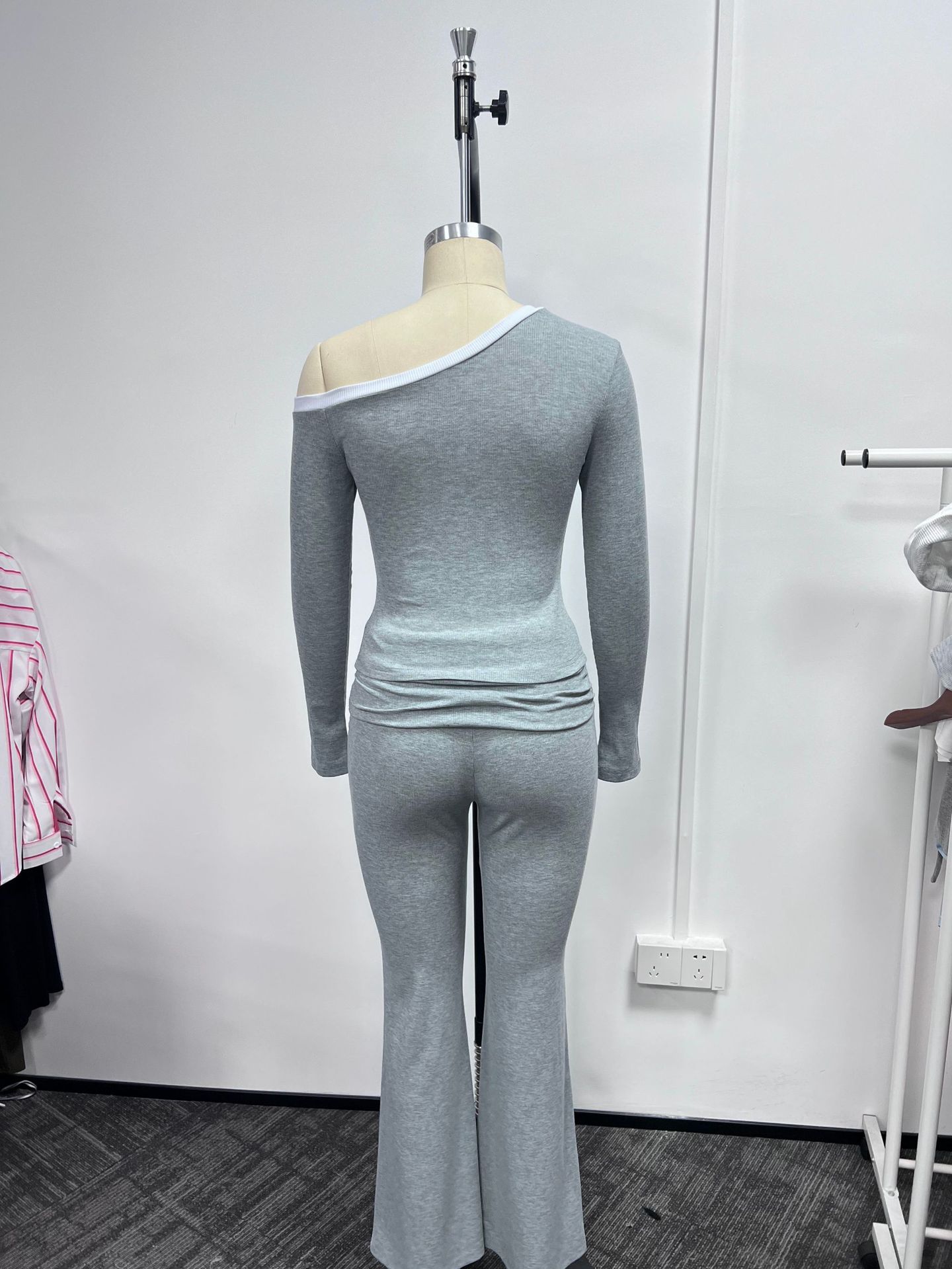 Women's Sexy Off-Shoulder Ribbed Crop Top With Low-Rise Flared Pants Set, Stretchy T-Shirt And Bell Bottom Joggers, Trendy Solid Color Outfit_ecoleips.com