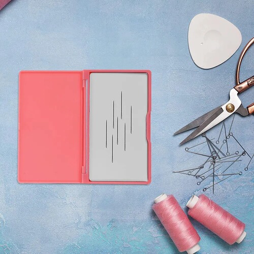 Magnetic storage box, portable, needle and thread storage, magnetic force, magnetic stone, hand stitching needle, beading needle, magnetic iron box, convenient needle case, magnetic suction.