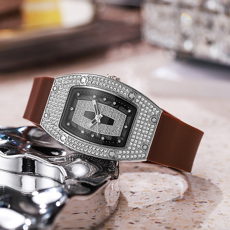 Cinta de cuarzo con diamantes en forma de barril de vino, reloj de mujer, tendencia de moda, temperamento, reloj de mujer, reloj de silicona al por mayor, blanco