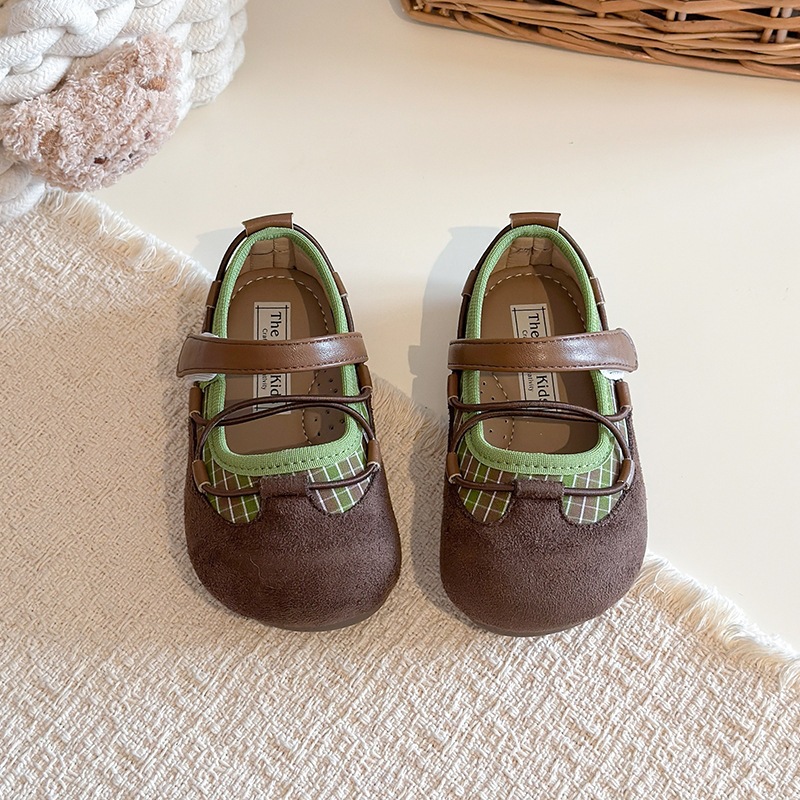Sapatos infantis casuais xadrez, com sola macia e solado de couro, modernos e versáteis para meninas, ideais para a primavera._voghion.com