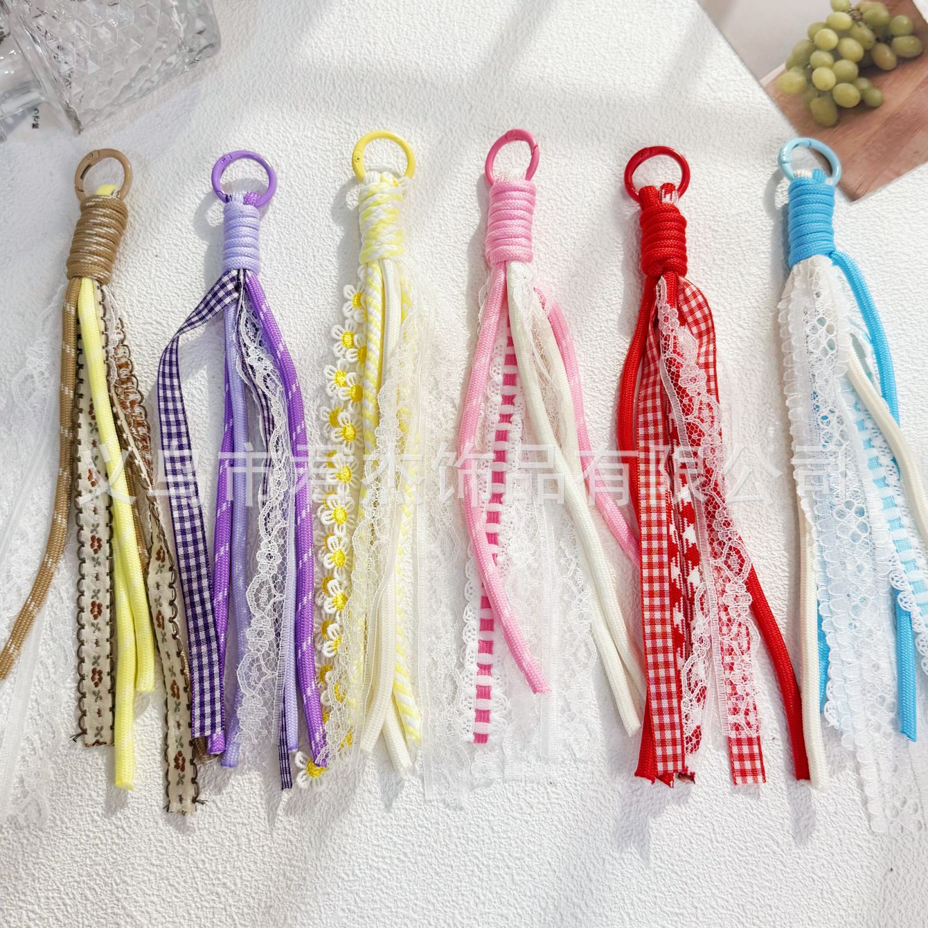 編みカバンのストラップの螺旋の結び紐のiuは鍵のボタンのネットの赤い色の結びの縄の装飾の部品を結びます。