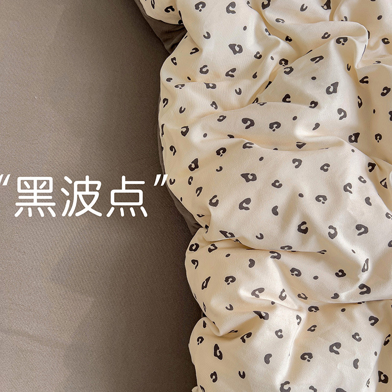 검은색 물방울 무늬