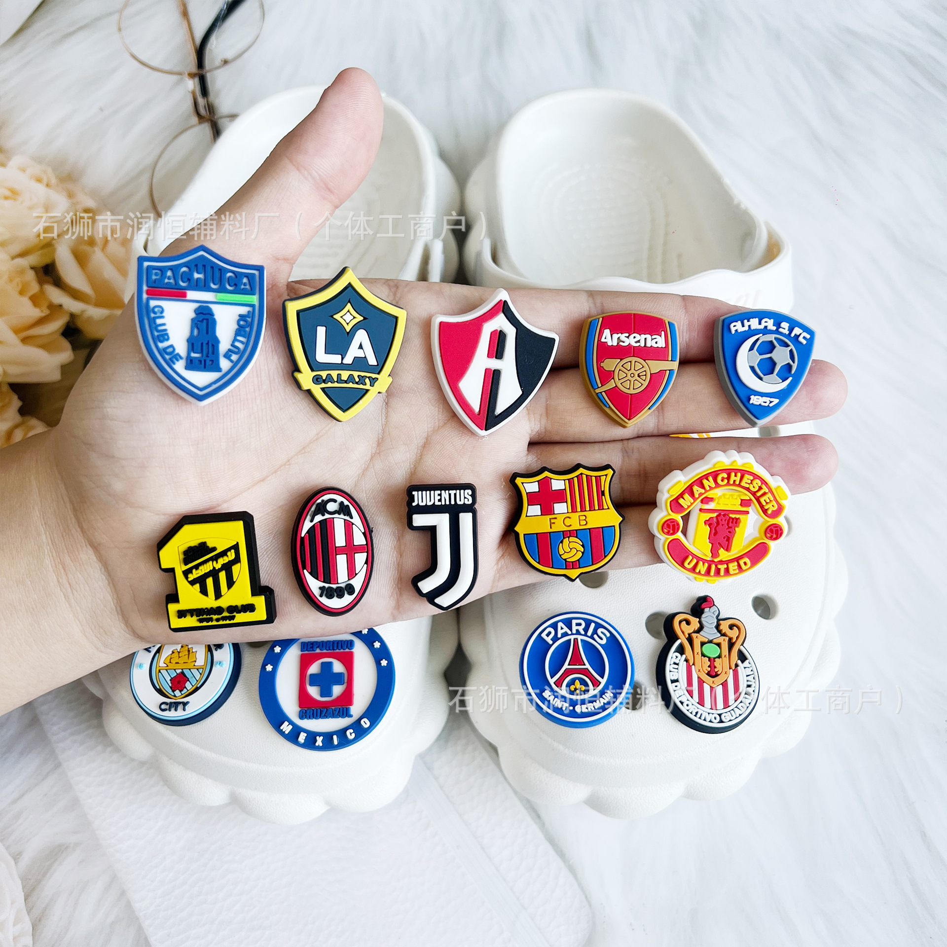 Nuevo equipo de fútbol zapatos de marca hueco de flores accesorios de zapatos de venta caliente transfronteriza botón de dibujos animados desmontable pegamento de PVC suave image 4