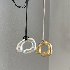 欧米のクロスボーダーのアクセサリーの個性の不規則なハート型の透かし彫りのペンダントのネックレスの女性のシンプルな幾何学の楕円の蝋紐のアクセサリー