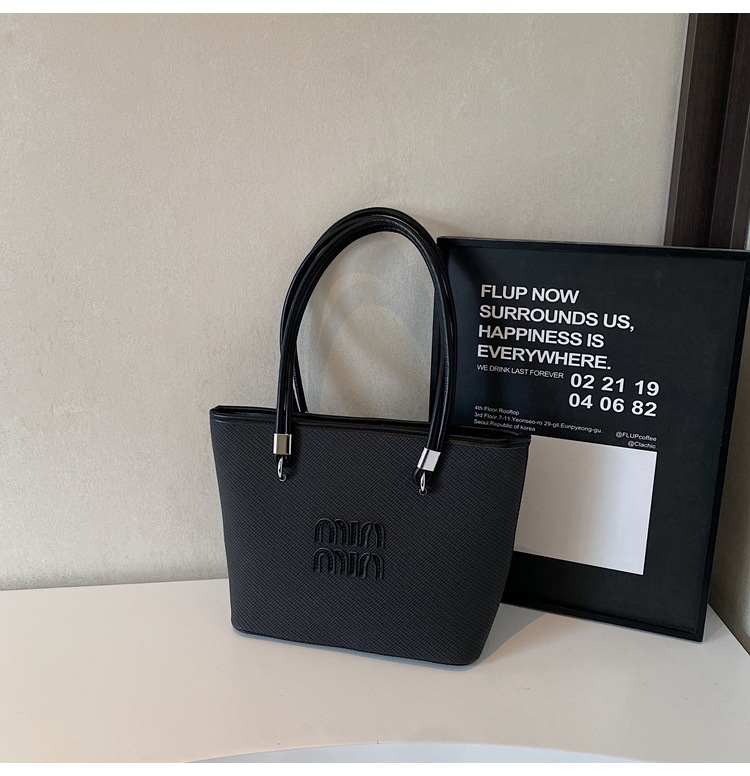 Bolso de alta gama para mujer de gran capacidad 2025 nuevo estilo primavera y verano diseño de nicho bolso de mensajero bolso de cubo portátil para mujer