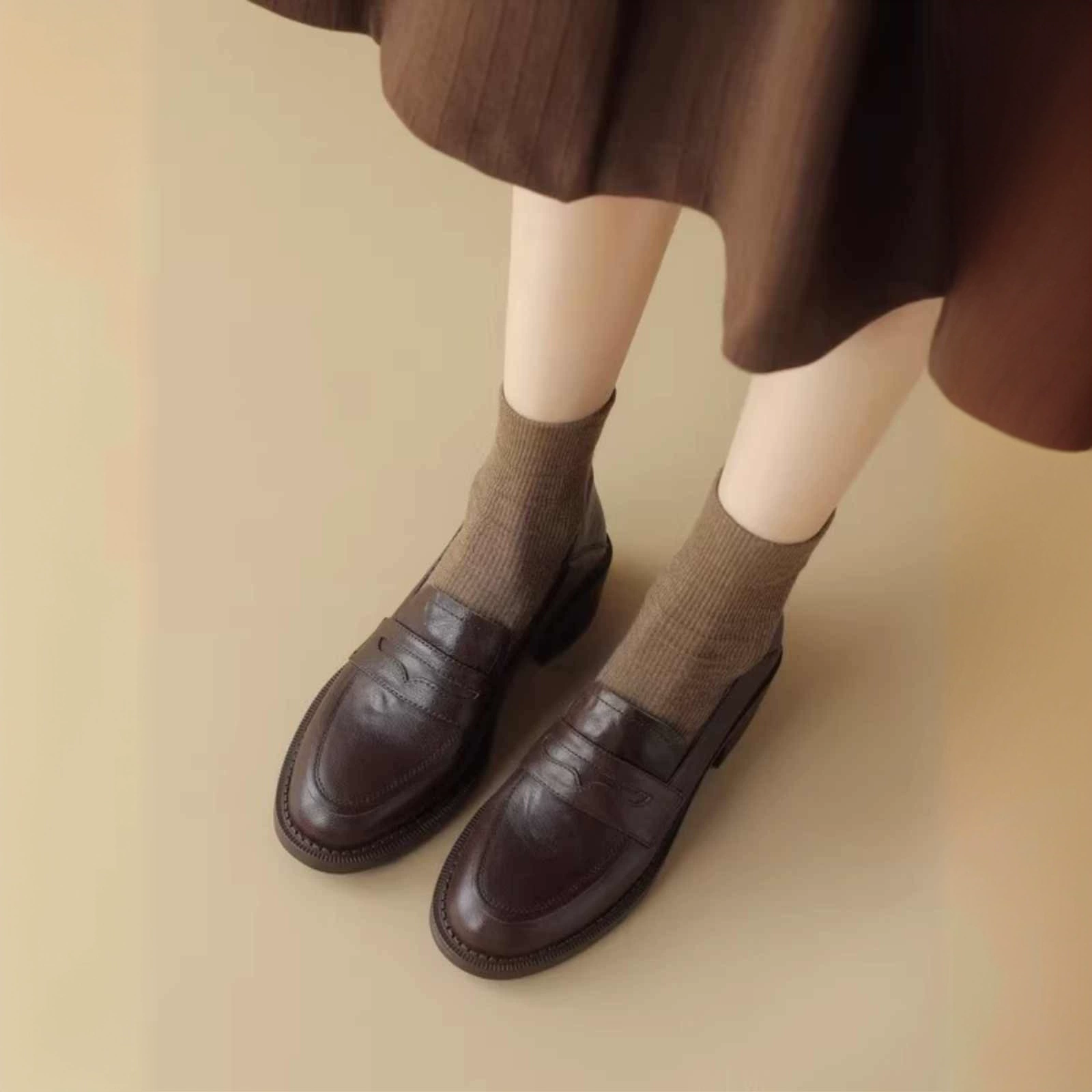 В наличии: Женские туфли 810 из мягкой кожи на толстой подошве, весна-осень 2025, новые черные туфли во французском стиле, ультрамягкие балетки