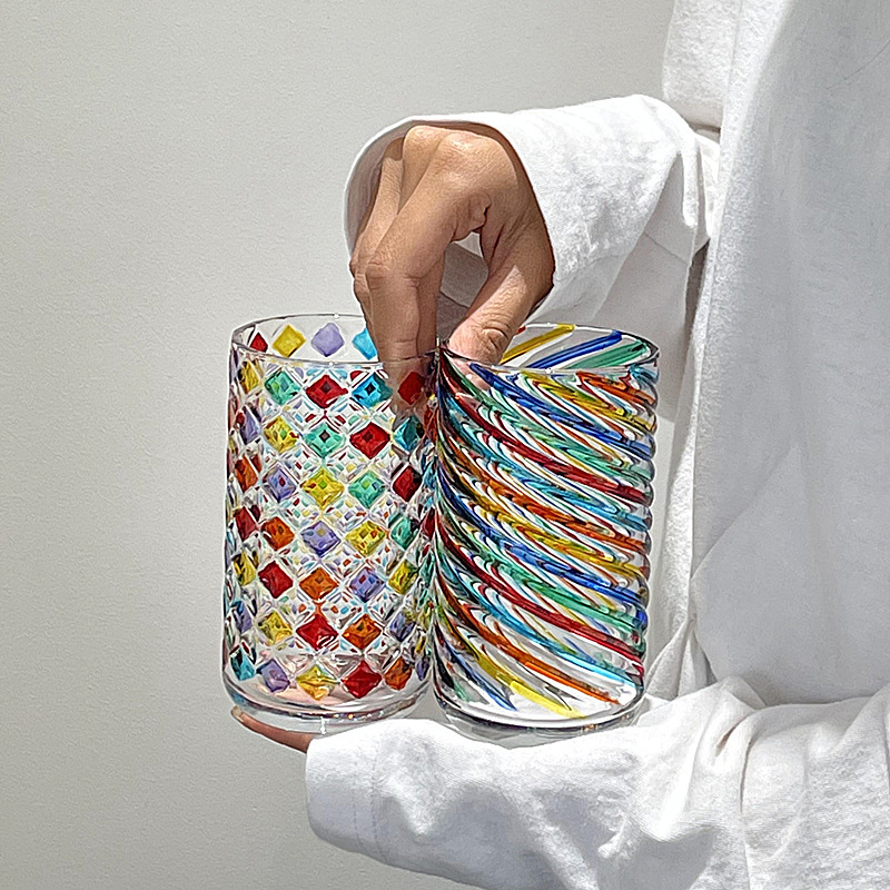 Ins nicho diseño de color contrastante pintado a mano taza de agua de vidrio de colores taza de jugo refractará la luz del arco iris taza medieval