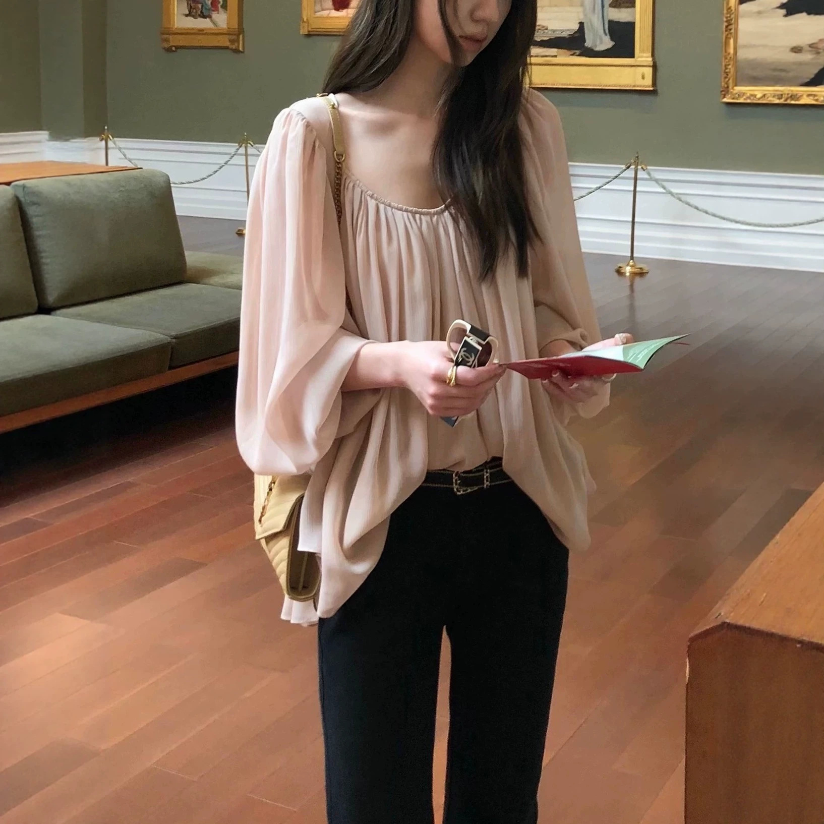 French-style lantern sleeve chiffon blouse for women, spring/summer, wide hem, pleated, slightly sheer, off-the-shoulder shirt