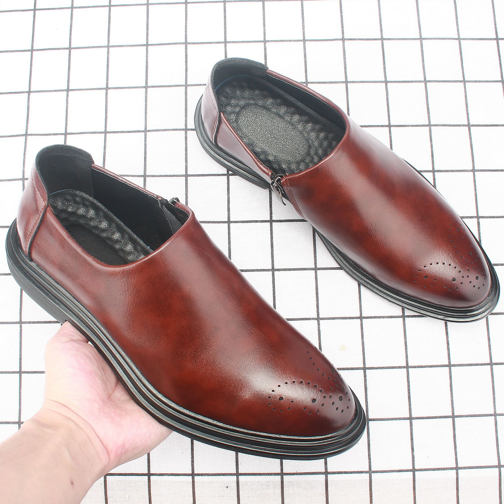 �ļ�͸����ʿӢ����������ƤЬ�к����׽�һ�ŵż�ͷ������Ь7829