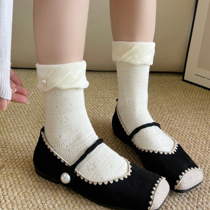 New autumn and winter pleated socks for women, mid-calf cotton socks, versatile black, white, and gray stacked socks, French-style pearl lace socks, slimming effect