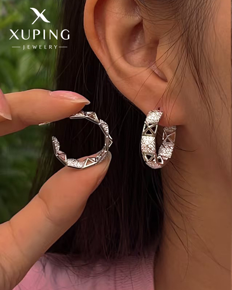 Xuping ligero lujo nicho C-shaped electrodeposición pendientes de aleación temperamental moda pendientes femeninos de Europa y América simple pendientes
