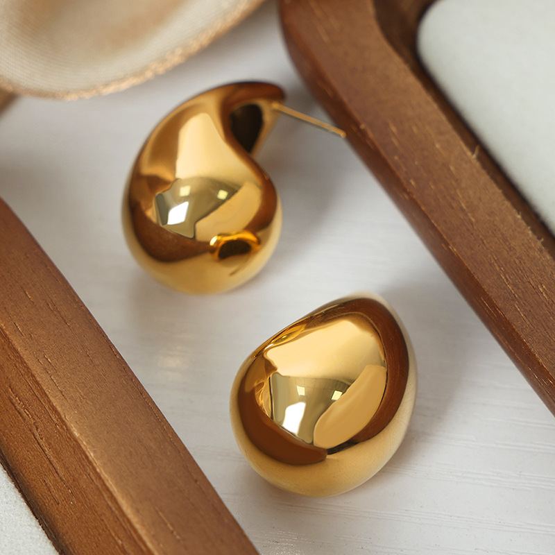 Europeo y americano transfronterizo nuevo diseño de nicho de alto grado simple titanio acero chapado en oro gota de agua pendientes de moda pendientes de la joyería para las mujeres