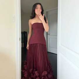 跨境轻奢优雅酒红色抹胸立体花晚礼服百褶无肩带束腰系带长裙