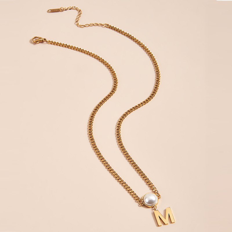 Collier élégant avec pendentif lettre m et perle d'eau douce_voghion.com