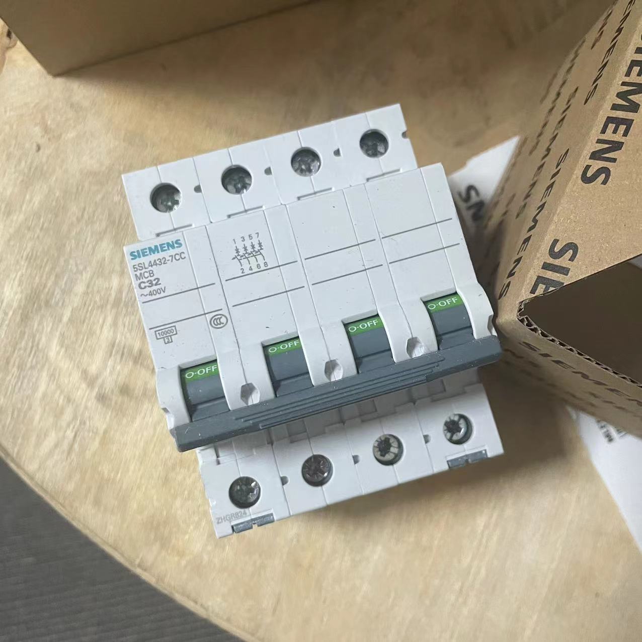 现货供应原装西门子5SL4432-7CC 小型断路器 400V 10kA，4 极