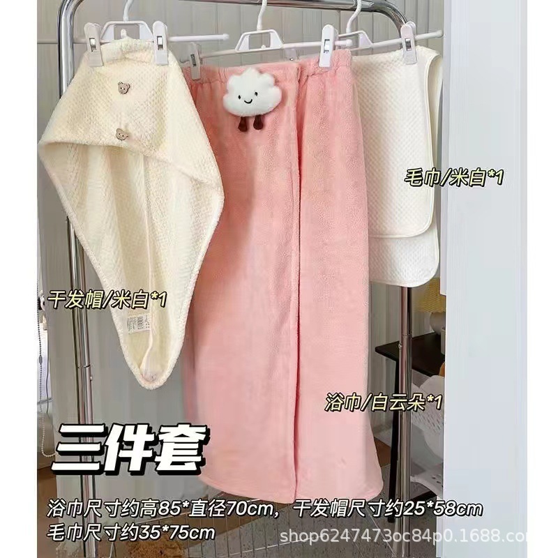 お風呂のスカートのバスタオルの髪の帽子の女性は家庭用のお風呂を包むことができます。|undefined