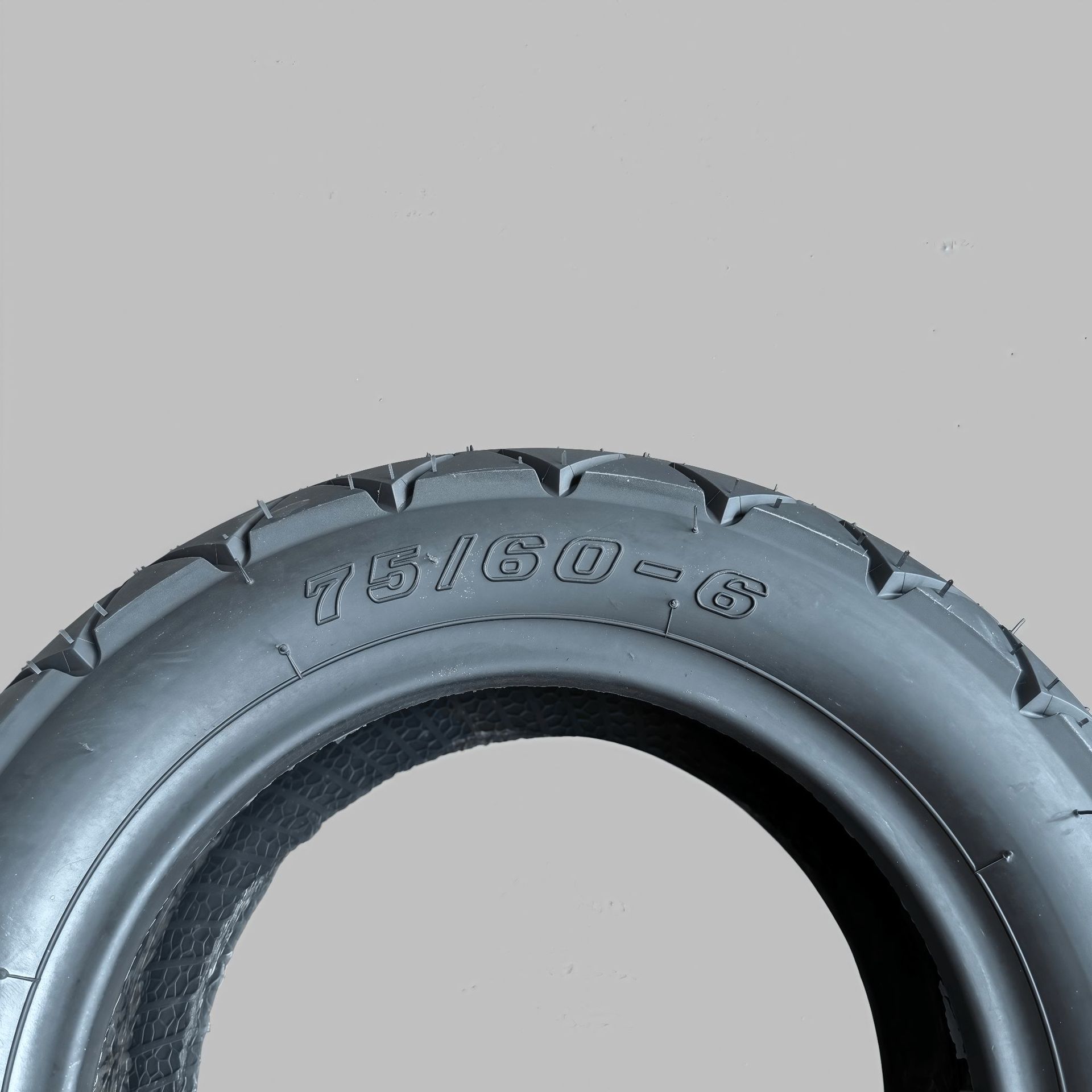 75/60-6 vacuum tire is suitable for electric scooters and ride-sharing vehicles, featuring thickened and wear-resistant properties