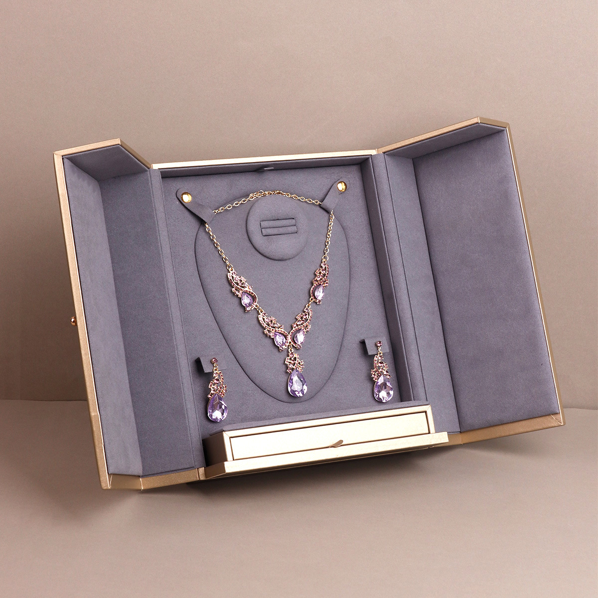 ���ݸߵ�˫��Ƥ��������װ�д��������������ָ�鱦չʾ������Ʒ