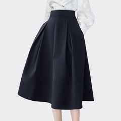 フランス式の赫本風の傘のスカートの女性の腰が高くて痩せています。