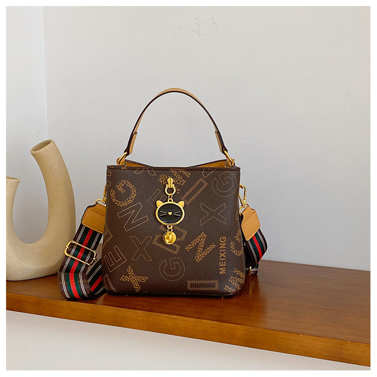 Frauen 2023 Neue Trendy Sommer High-End-Wasser Eimer Mode Alter Reduziert Umhängetasche Modische Handheld_voghion.com