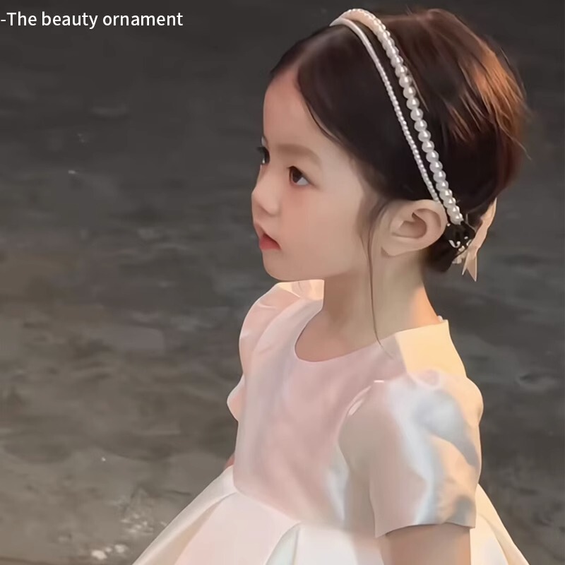 子供の髪飾りのお姫様の赤ちゃんには、白い真珠の高級ヘアバンドがあります。|undefined
