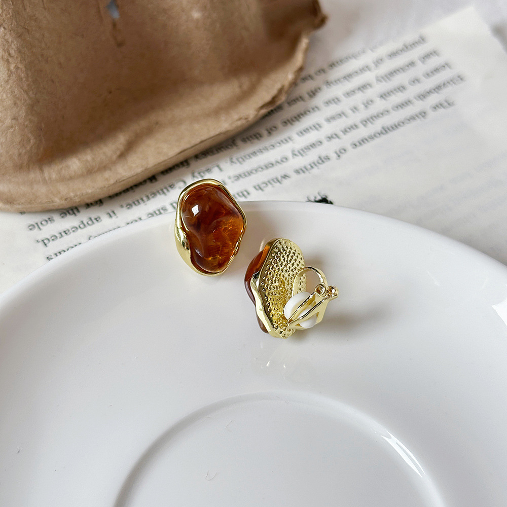 Versión coreana del clip para la oreja sin orejas de la celebridad de Internet clip para la oreja triangular con incrustaciones de diamantes de alta calidad Pendientes de Yiwu de temperamento simple femenino al por mayor