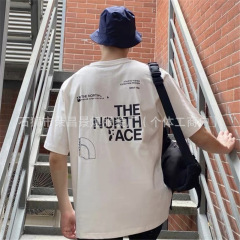 北の顔の半袖のtシャツの男女は同じです。