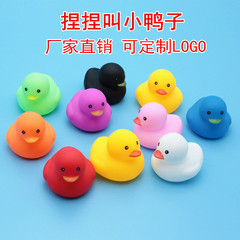 ゴムをごまかして、色のアヒルの子供の柔らかいゴムの小さい黄色のアヒルの入浴する砂浜の赤ちゃんのおもちゃの卸売りと言います。