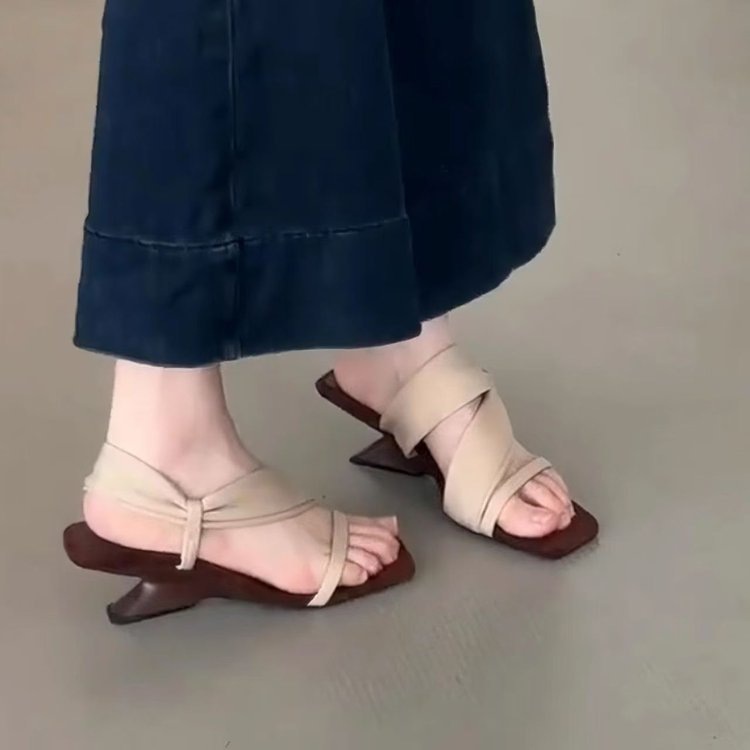 Suave zapatillas de correa cruzada de cabeza cuadrada zapatillas de tacón alto 2026 nuevas sandalias de verano temperamento de mujer