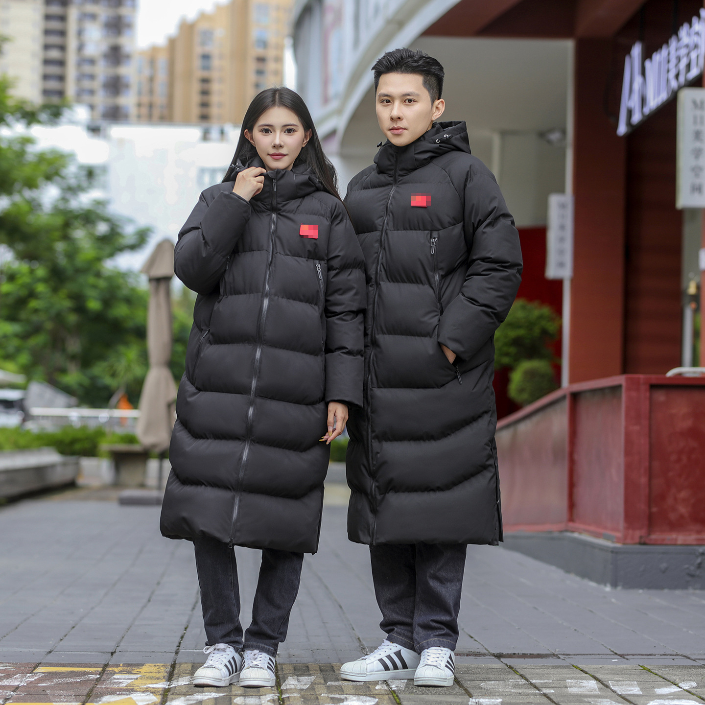 Thickened long cotton coat for winter, couple style, hooded, cold-resistant, suitable for school sports events and group activities, providing warmth
