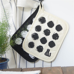 Japanese-style cute round dot cat oven mitts