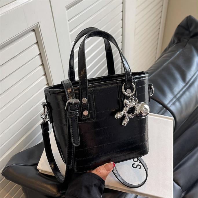 Este año popular bolso de cubo de mano para mujeres verano 2024 nuevo tipo de bolso de hombro alta sensación de moda versátil bolso de mochila