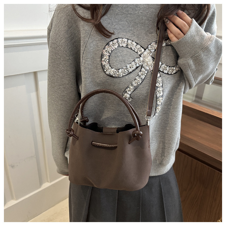 225g Weight Polyester Lining Material Sewing Thread Fashion Element Zipper, Magnetic Buckle Closure Type Top Handle Strap Type Handbag Bags Type Daily Occasion Pu Leather Material Solid Color Pattern All Seasons Season Women's Gender Classic Style Style Bucket Shape Medium Size Women's Medium Pu Leather Solid Color Classic Style Sewing Thread Bucket Zipper Magnetic Buckle Handbag 9