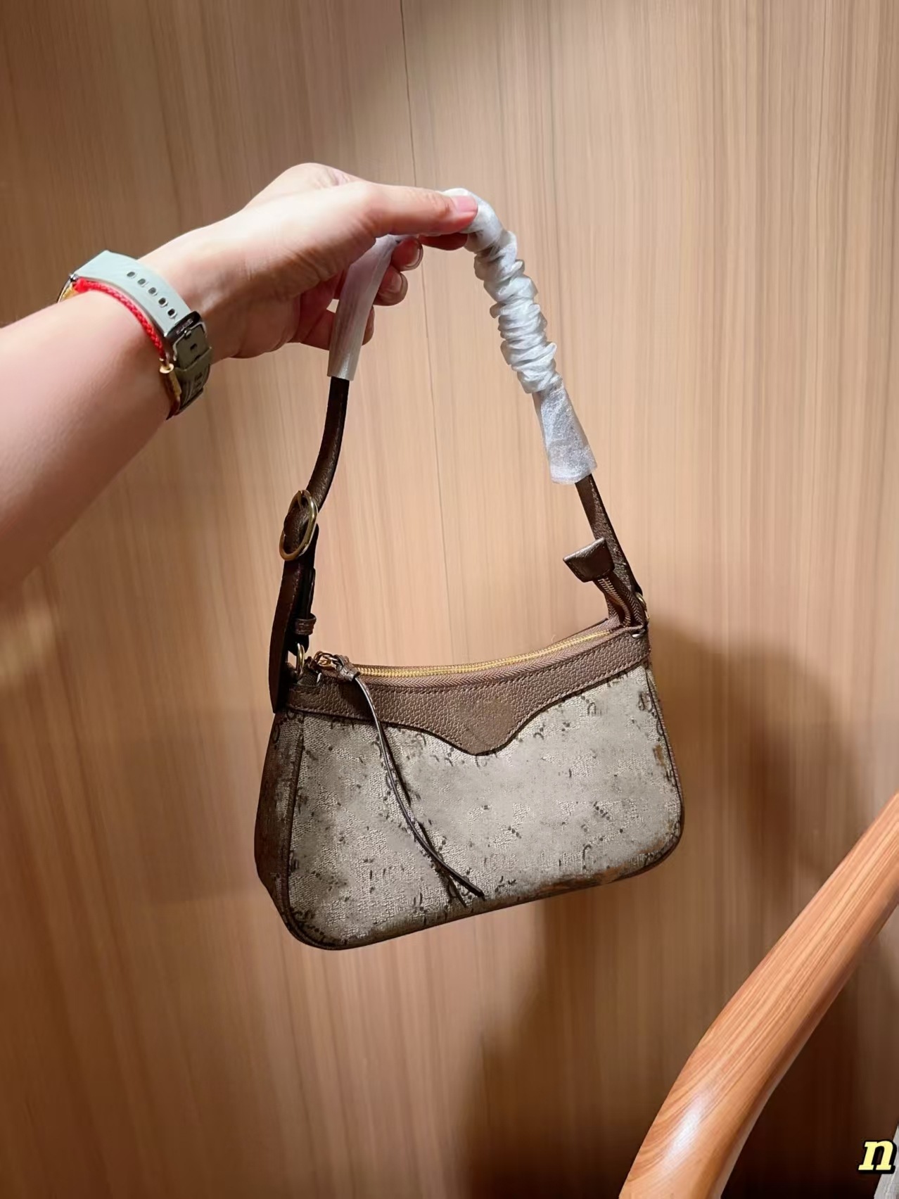 Qadın çiyni çantası, yay üçün böyük tutumlu model