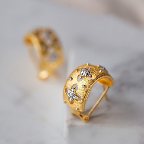 European and American Retro Italian Crafted Brushed Gold Plated Luxury Four-Leaf Clover Diamond Stud Earrings