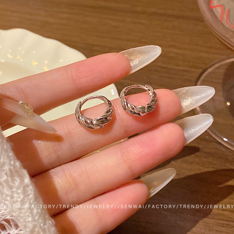 女性用のレトロな香港スタイルの小さなメタルイヤリング、シンプルなニッチな気質、ハイエンドのイヤリング、韓国のユニークな個性のイヤリング|undefined