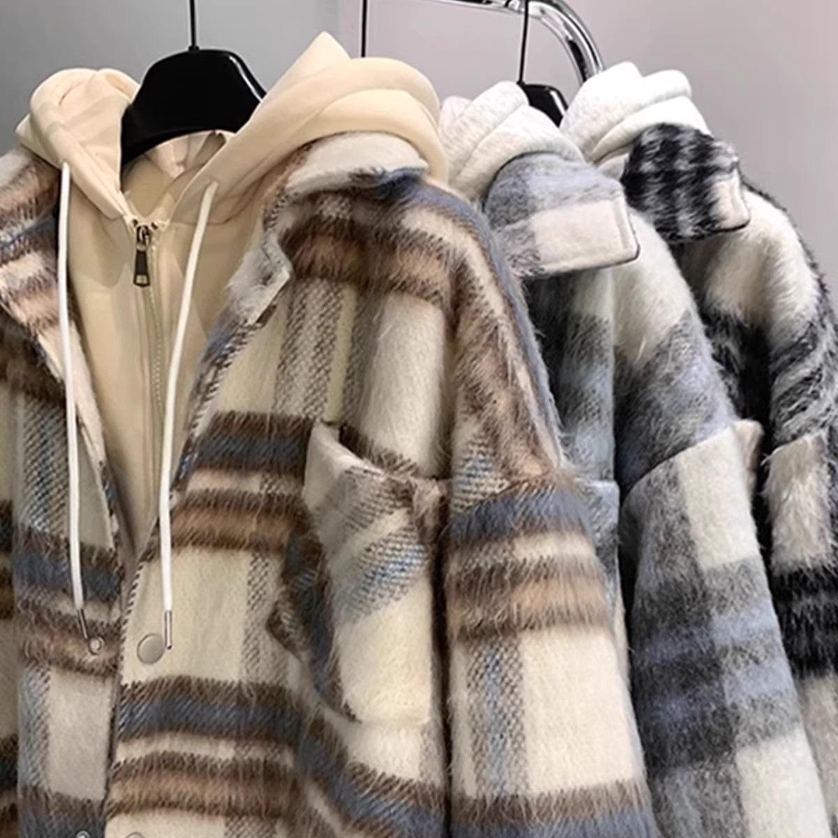 Nuevo estilo americano otoño e invierno falso chaqueta a cuadros de dos piezas para hombres, chaqueta con capucha de estilo de pareja de fragancia pequeña de alta gama para hombres