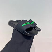 �W��վ���Q���ڰ���B����ĸ��Ь��H���⴩ܛ��һ����ɳ������Ь