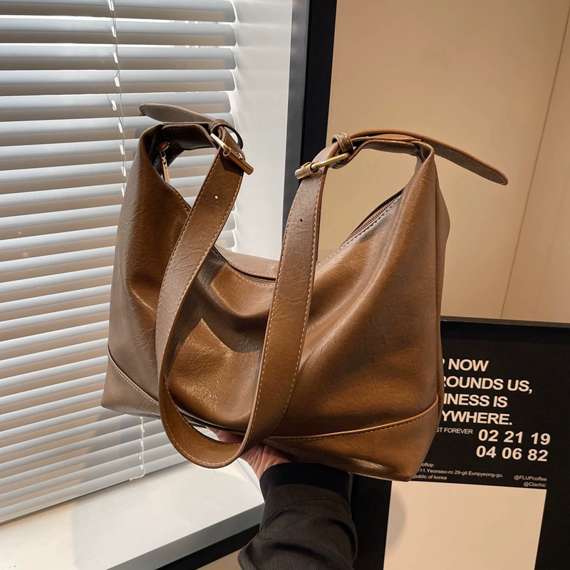 Capacious fashionable shoulder bag