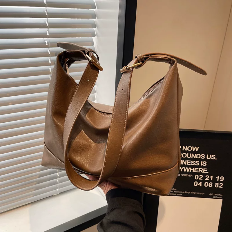 Capacious fashionable shoulder bag