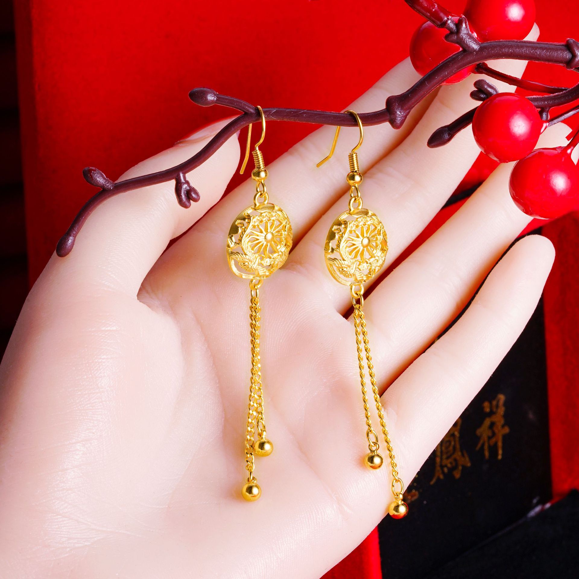 Nuevo dragón de oro de Vietnam y Fénix tallados pendientes huecos largos de borla de estilo chino festivo de las mujeres suministro directo de fábrica