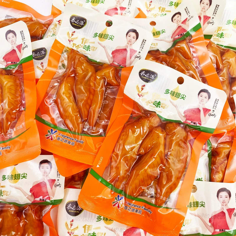 Ароматный пирог с несколькими ароматными крылышками. Небольшой пакет куриных крылышек.