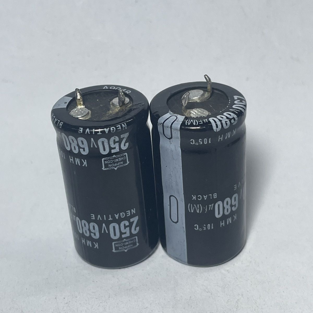 厂家供应优品质电容250V680UF22*45牛角铝电解电容250v,有量询价