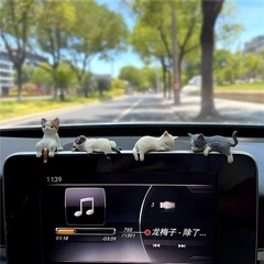 癒しの猫の車内のアクセサリーは車の上で中控台のディスプレイにうつ伏せになります。
