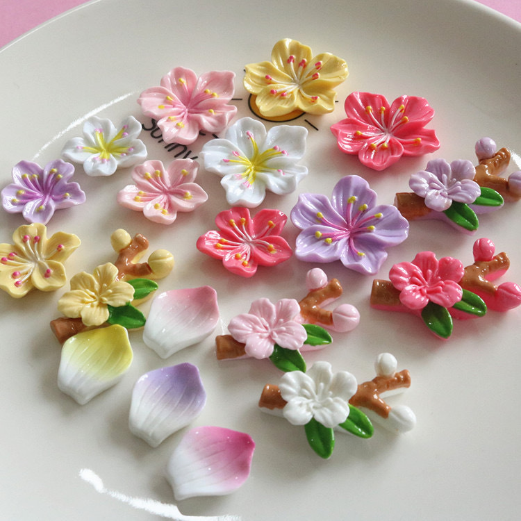 Nuevos accesorios de bricolaje de flor de durazno de resina rosa, zapatos con agujeros de pegamento de crema, fundas para teléfonos móviles, accesorios para el cabello, material de imán para refrigerador al por mayor
